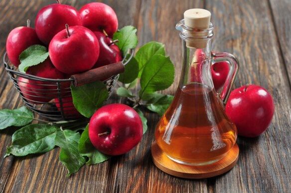 El vinagre de manzana ayuda a aliviar el dolor debido a la artrosis en la articulación inflamada de la rodilla.