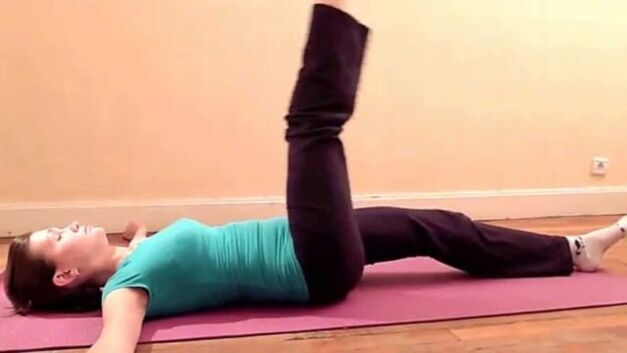En casa se puede realizar gimnasia para tratar y prevenir la artrosis de la articulación de la rodilla.